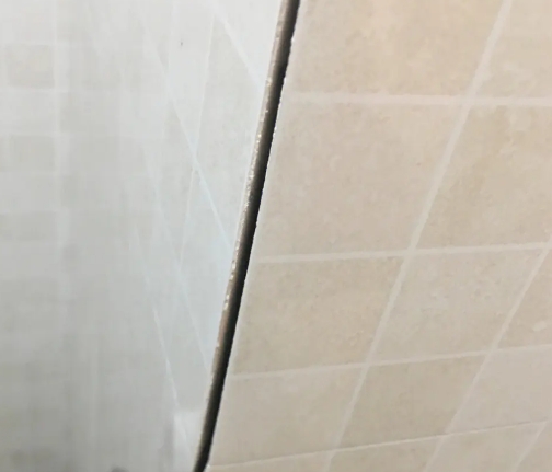 张家界瓷砖空鼓维修公司分享阳台瓷砖脱落的修复过程可以分为以下几个步骤